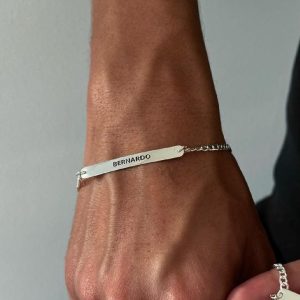 Pulsera placa en plata o enchapado.